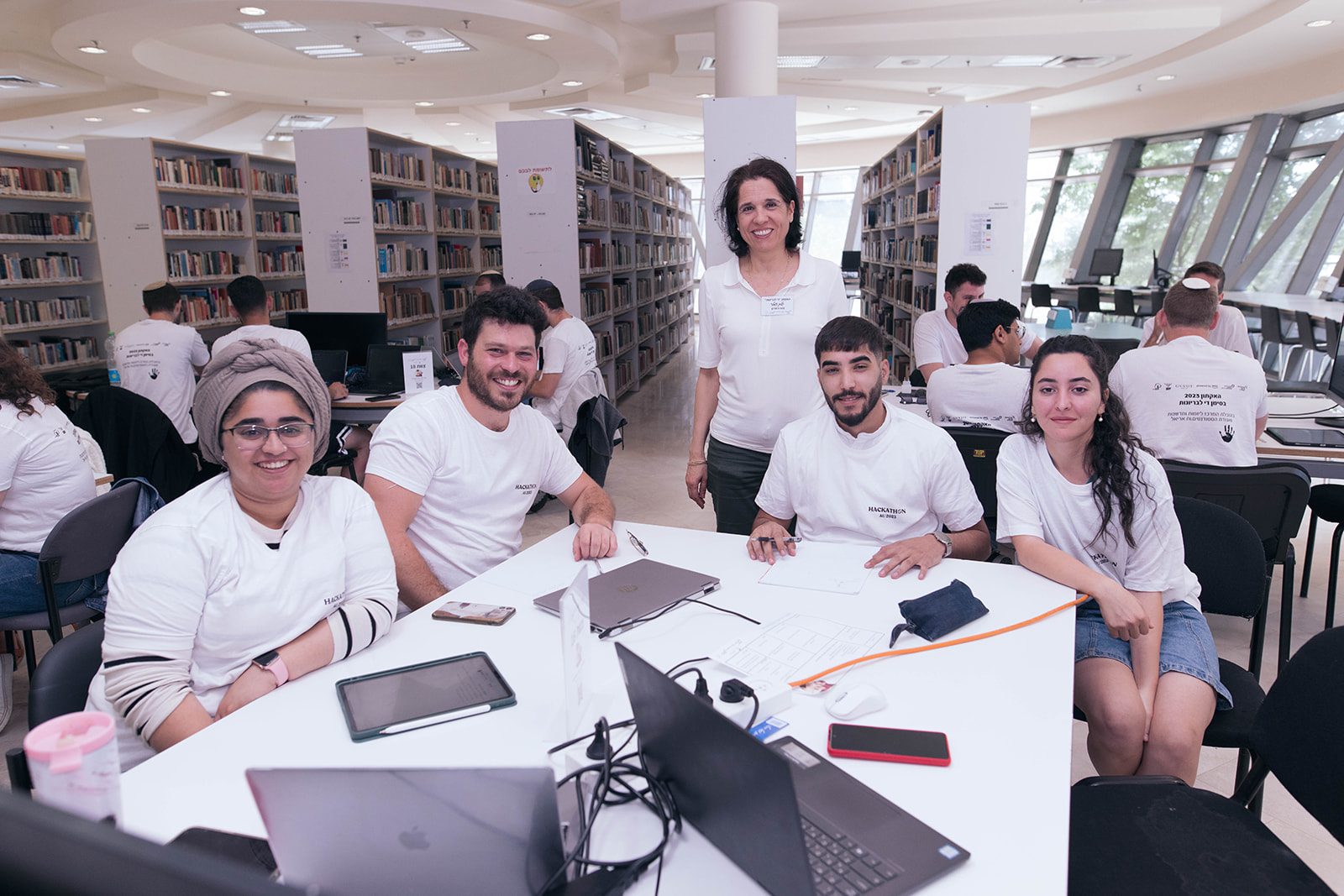 גלית זמלר עם צוות משתתפים בהאקתון באוניברסיטת אריאל