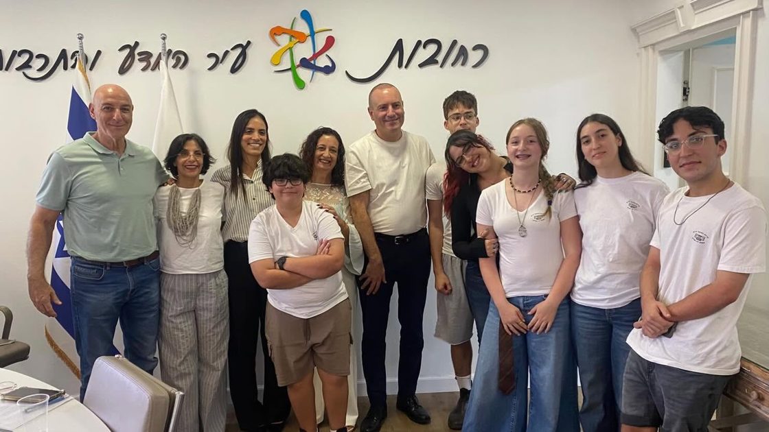 תלמידי חטיבת דה שליט בפגישה עם ראש עיריית רחובות להצגת המיזם שפיתחו בהאקתון